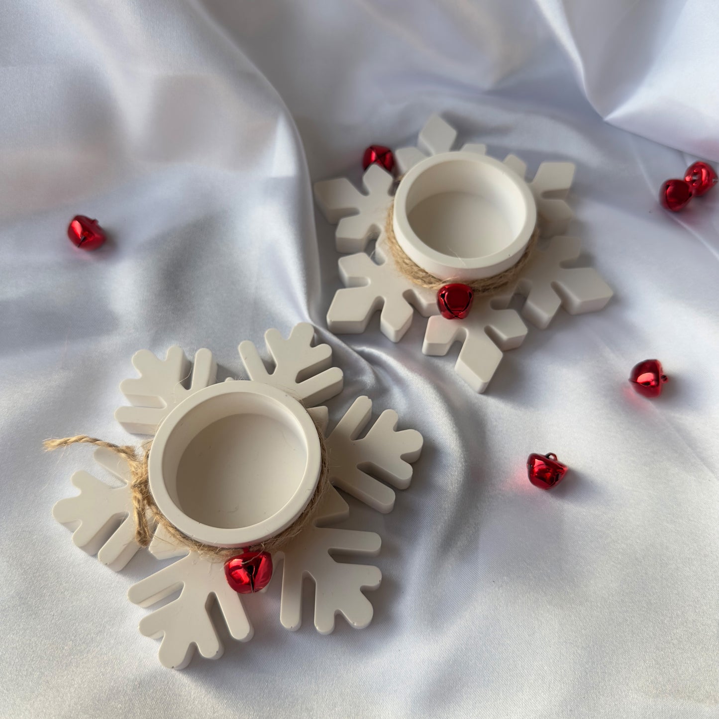 Zestaw Dwóch Świeczników z Motywem Świątecznym