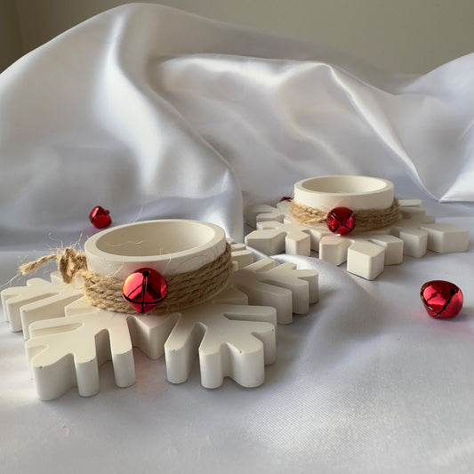 Zestaw Dwóch Świeczników z Motywem Świątecznym