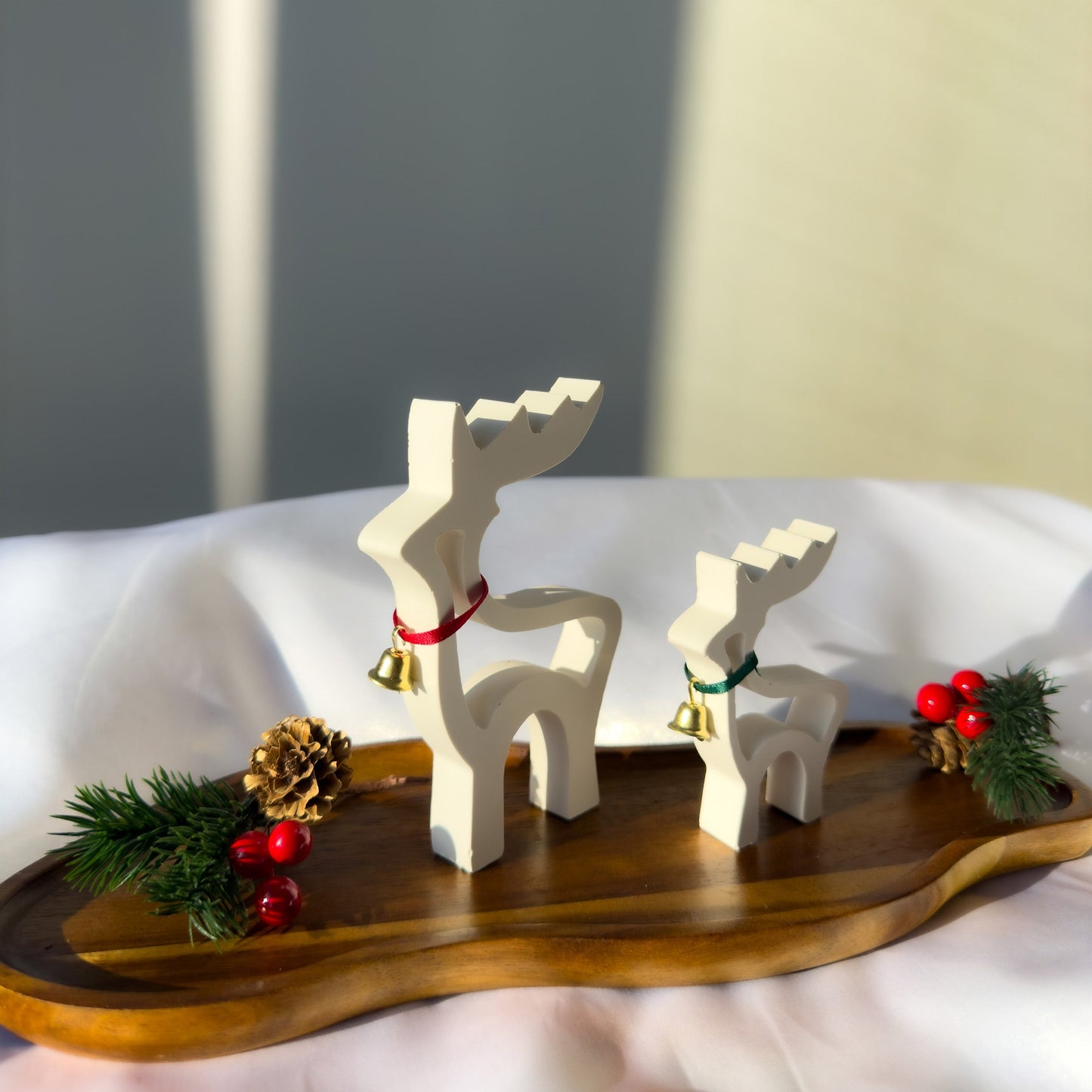 Dwie Figurki Reniferów z Wycięciem z Gipsu Polimerowego